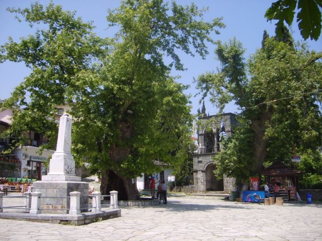 בכל כפר יווני יש כיכר מרכזית