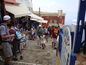 במעלה המדרגות בסנטוריני