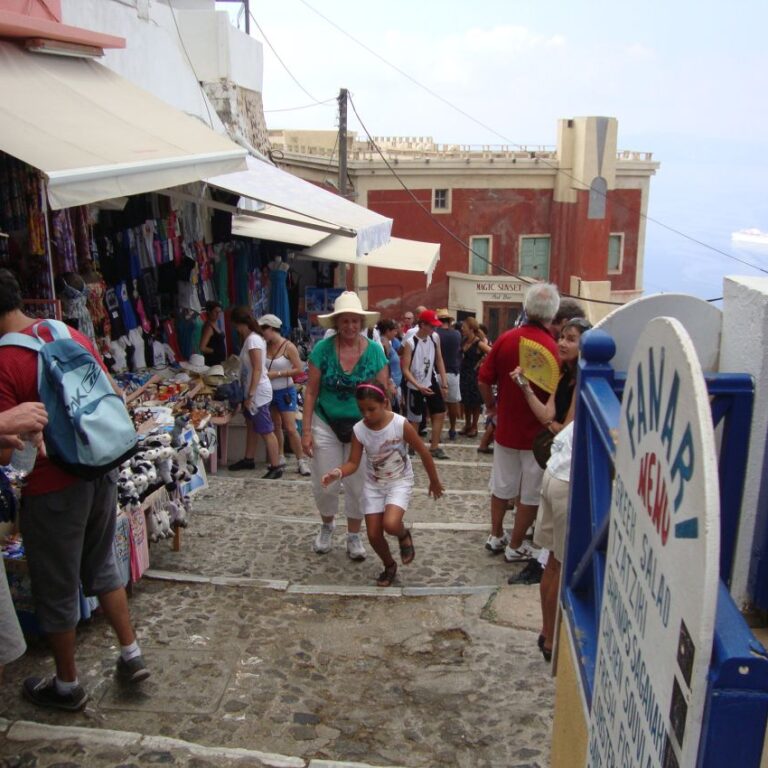 במעלה המדרגות בסנטוריני