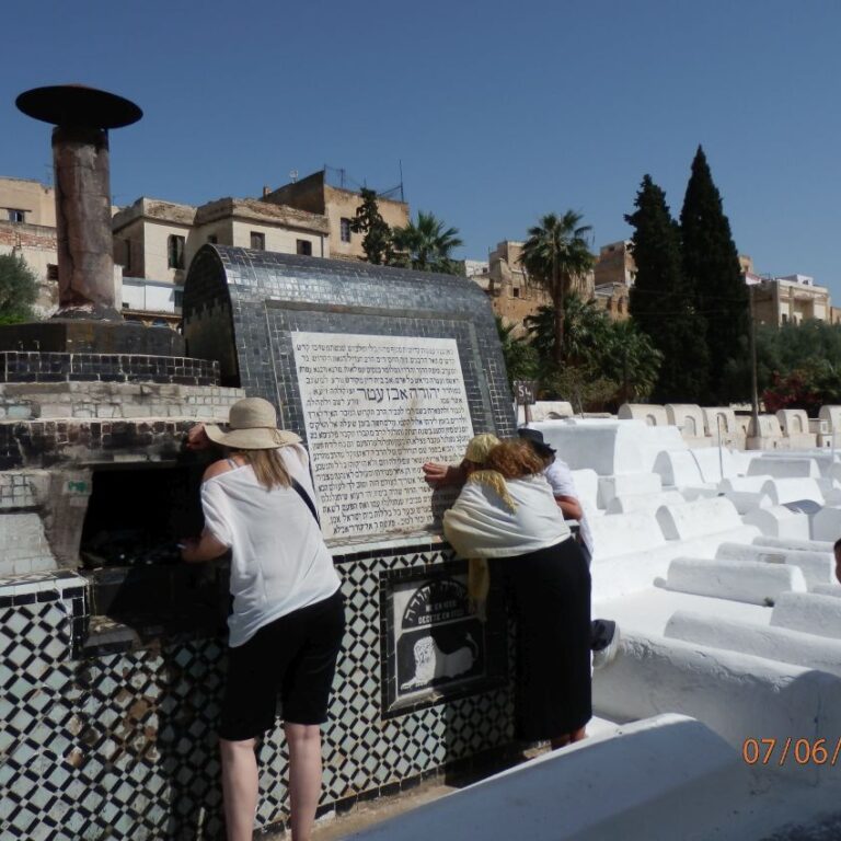 במרוקו בעיר ראבאט משתטחי הקברים