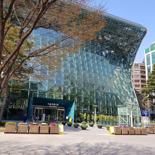 בנין העיריה בסיאול שעוצב בידי ארכיטקט קוריאני אמריקני עם דגש על ירוק