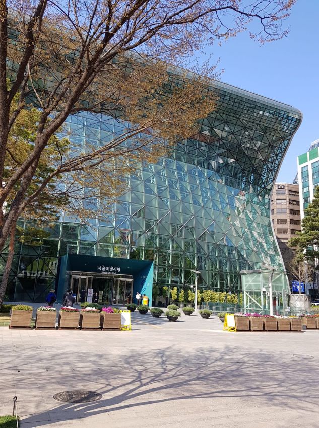 בנין העיריה בסיאול שעוצב בידי ארכיטקט קוריאני אמריקני עם דגש על ירוק