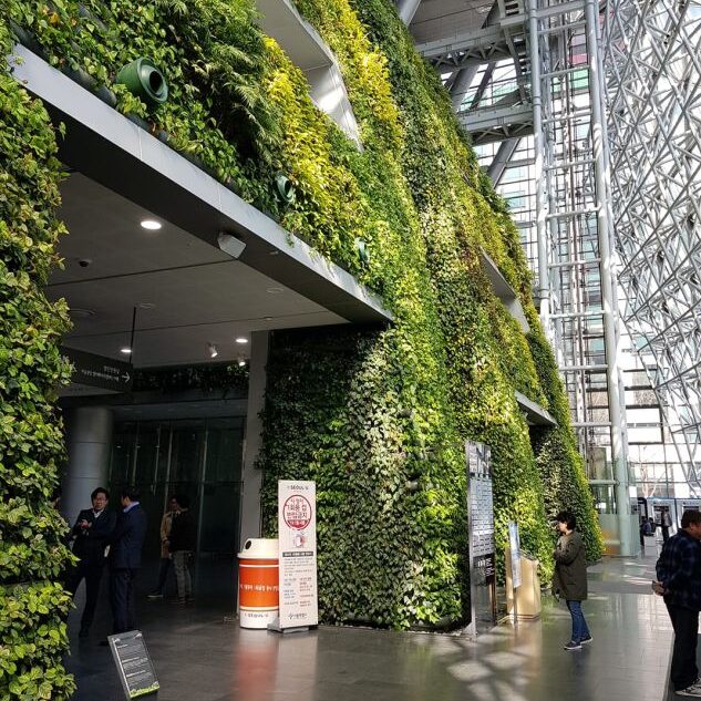 בנין העיריה שקירותיו מכוסים דשא ירוק