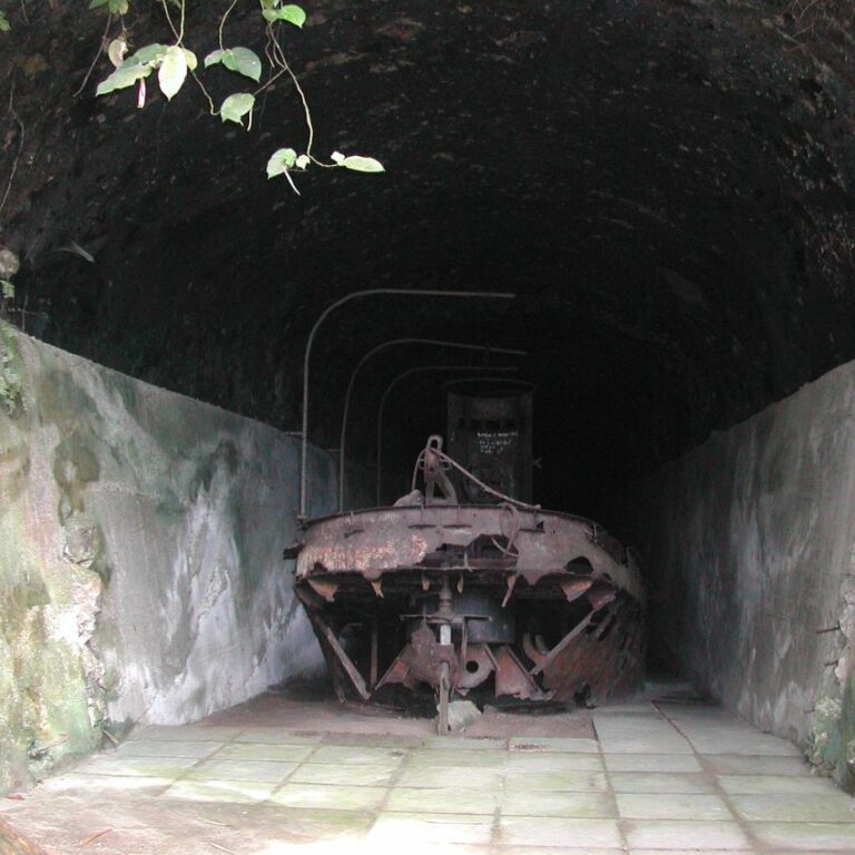 בסיס הצוללות שנחפר מתחת להר בפאפואה