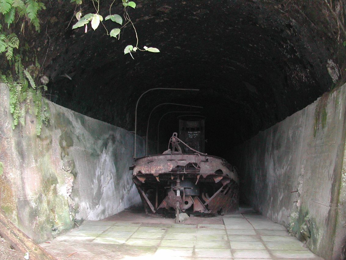 בסיס הצוללות שנחפר מתחת להר בפאפואה