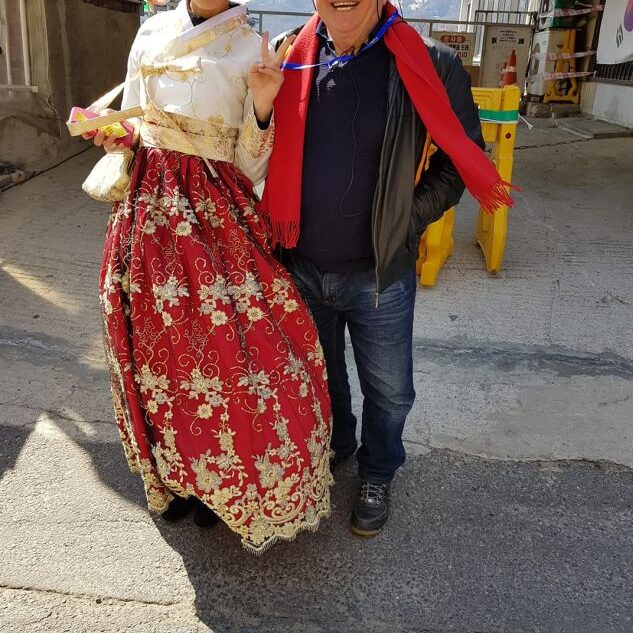 קוריאנית חמודה בלבוש מסורתי