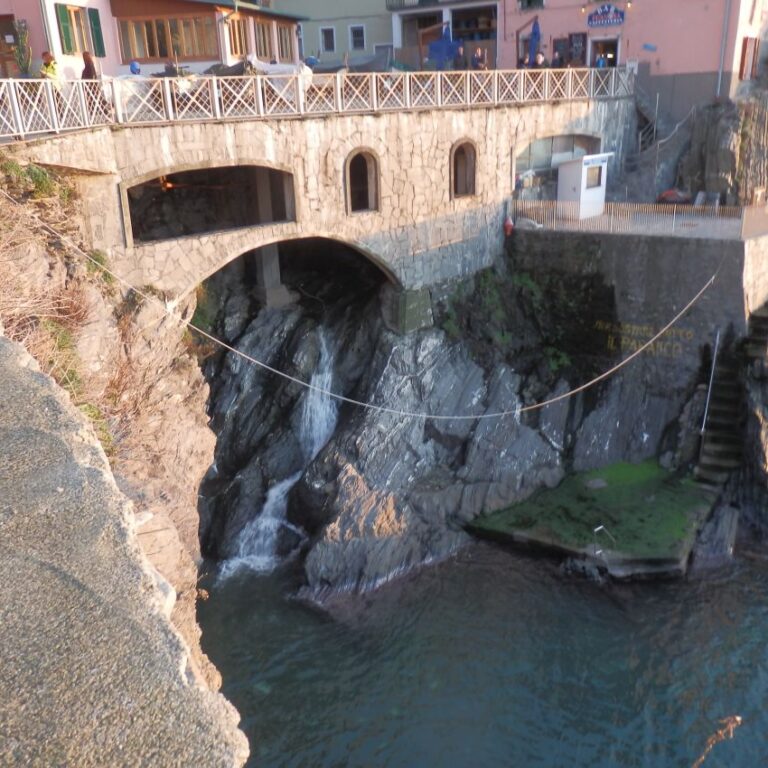 בתי הכפרים שניתן היה להגיע אליהם רק דרך הים