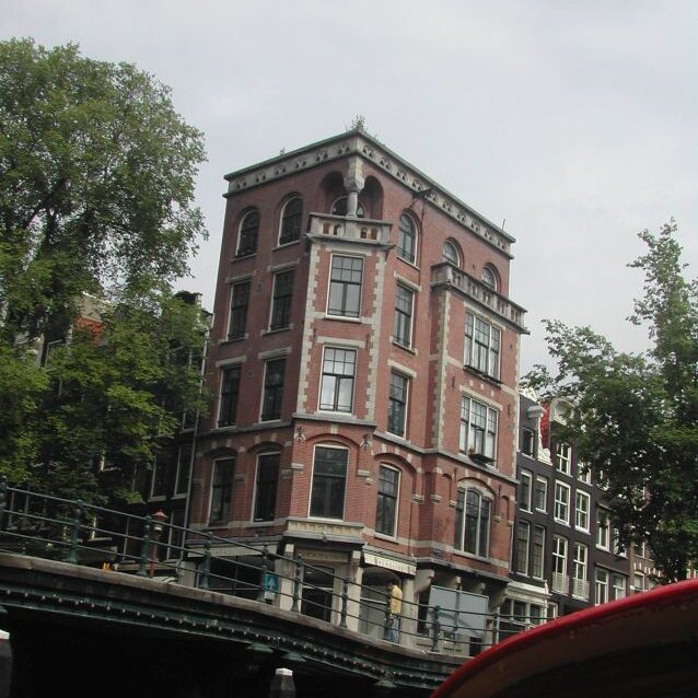 בתים על גדות התעלות