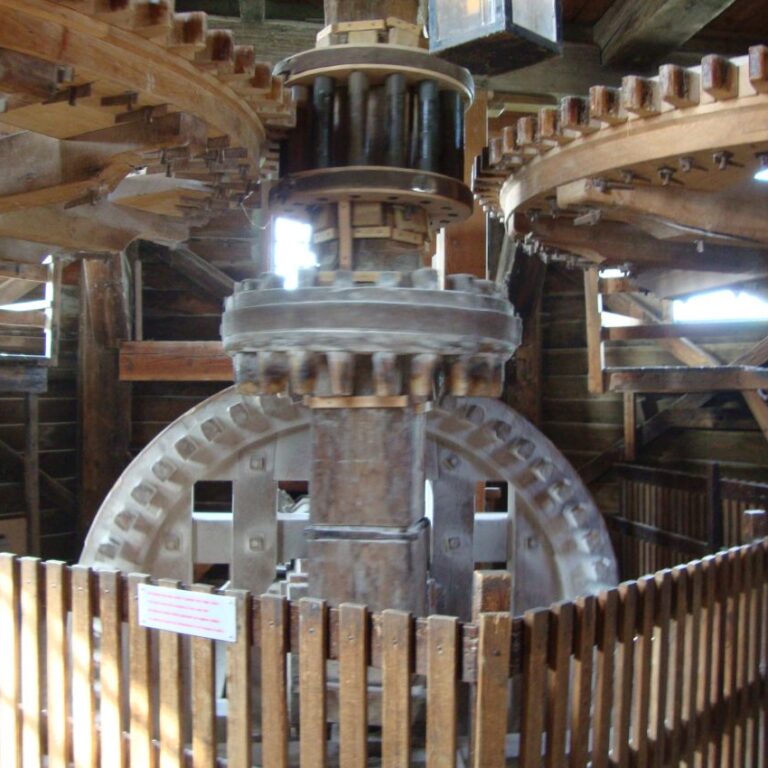 גלגלי שיניים שמניעים את טחנות הרוח בהולנד