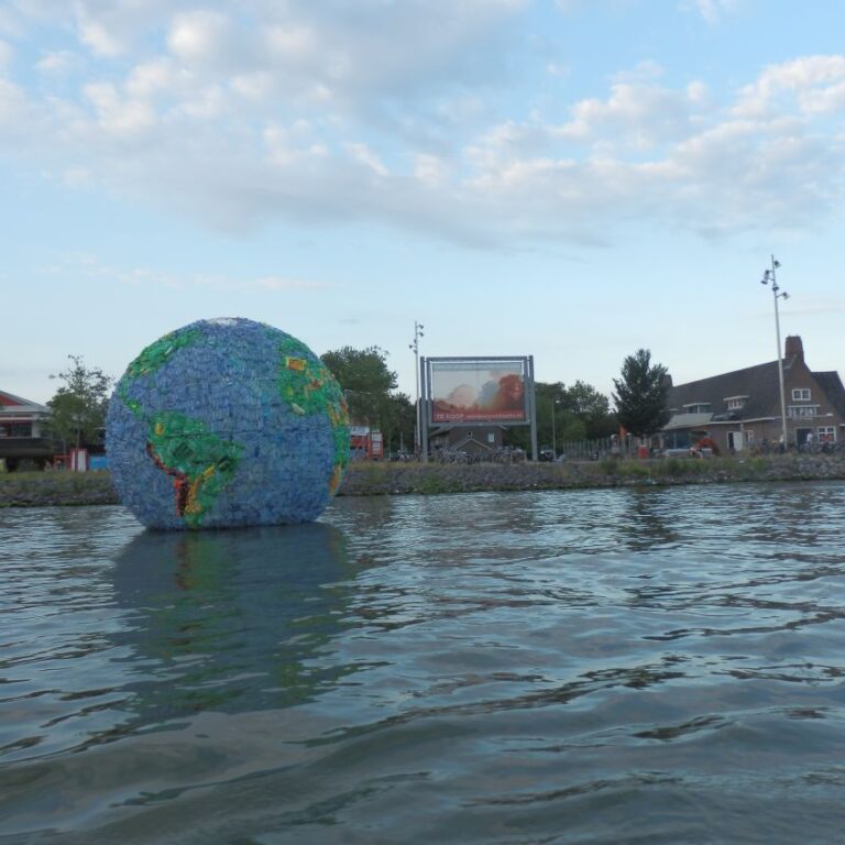 גלובוס צף באמסטרדם