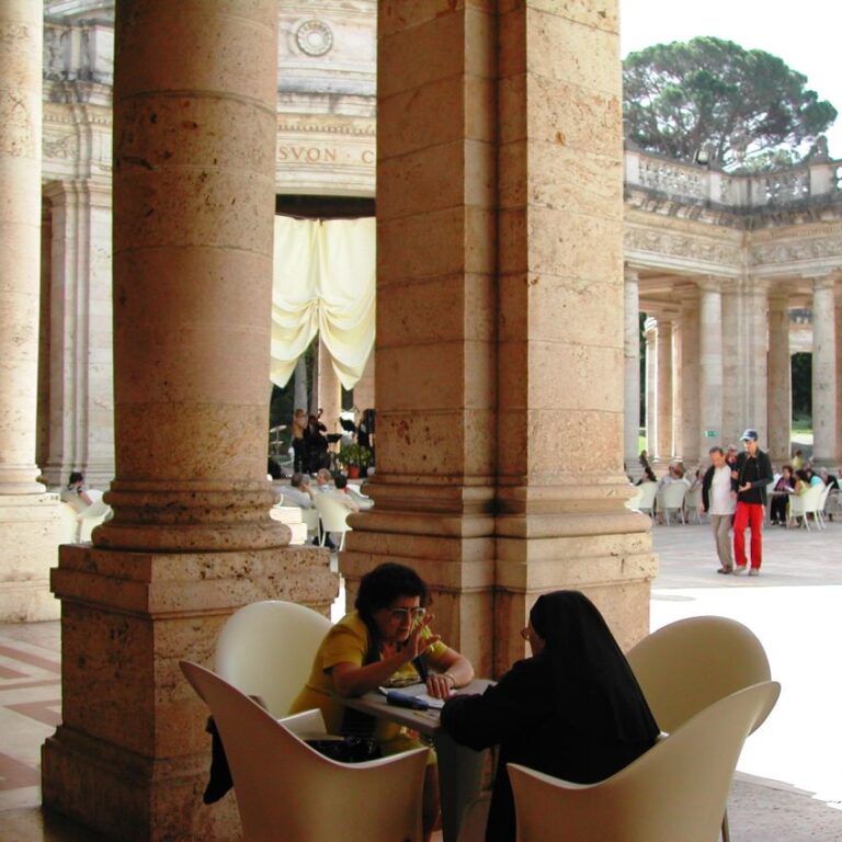 גם נזירות נהנות לשבת בבתי קפה