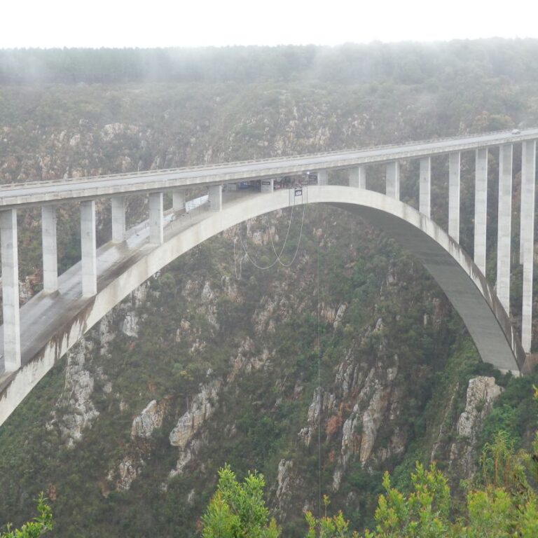 גשר על נתיב הגנים ממנו מזנקים קופצי הבאנג'י