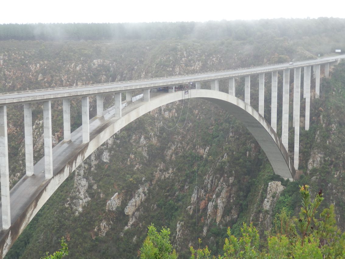 גשר על נתיב הגנים ממנו מזנקים קופצי הבאנג'י