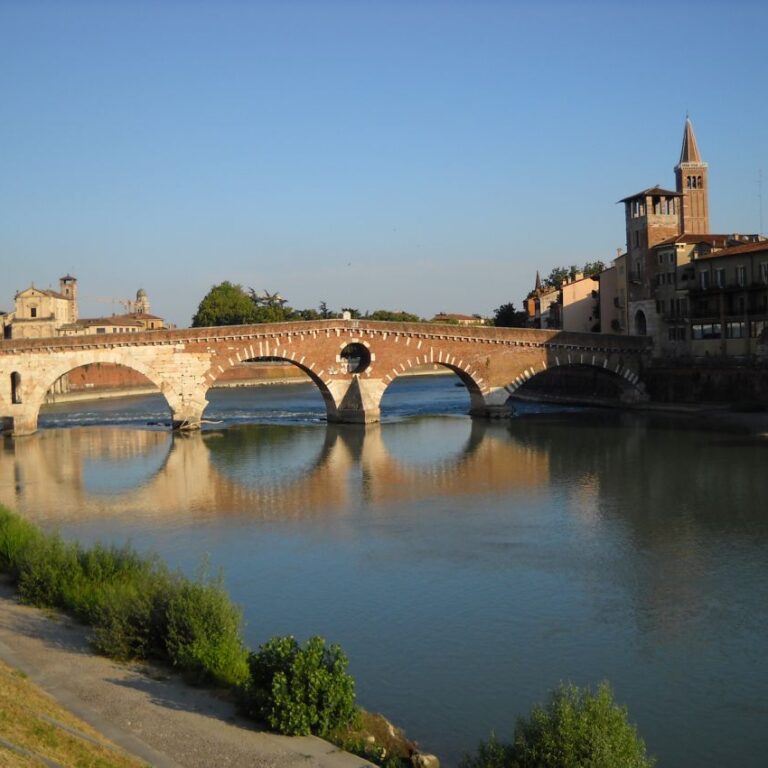 גשר עתיק מעל נהר אדיג'ה בורונה