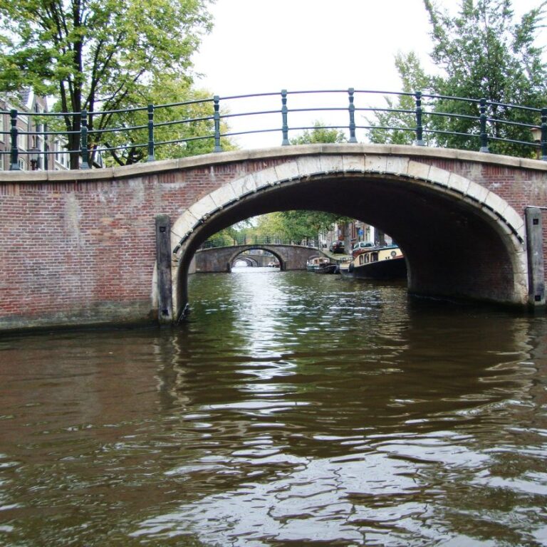 גשרים מתחת לרחובות באמסטרדם