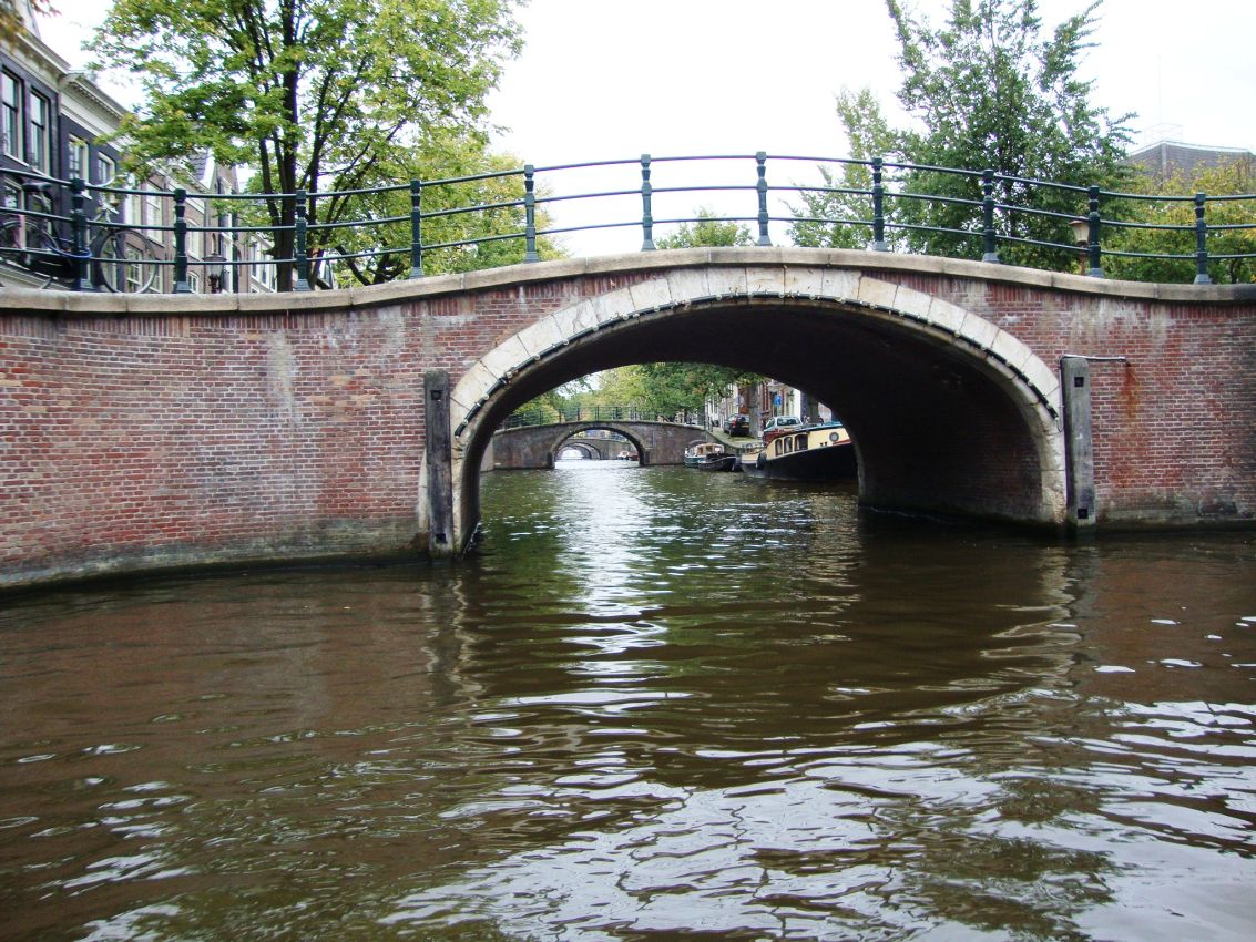 גשרים מתחת לרחובות באמסטרדם