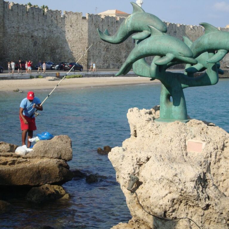 דולפינים ודייג בנמל יווני