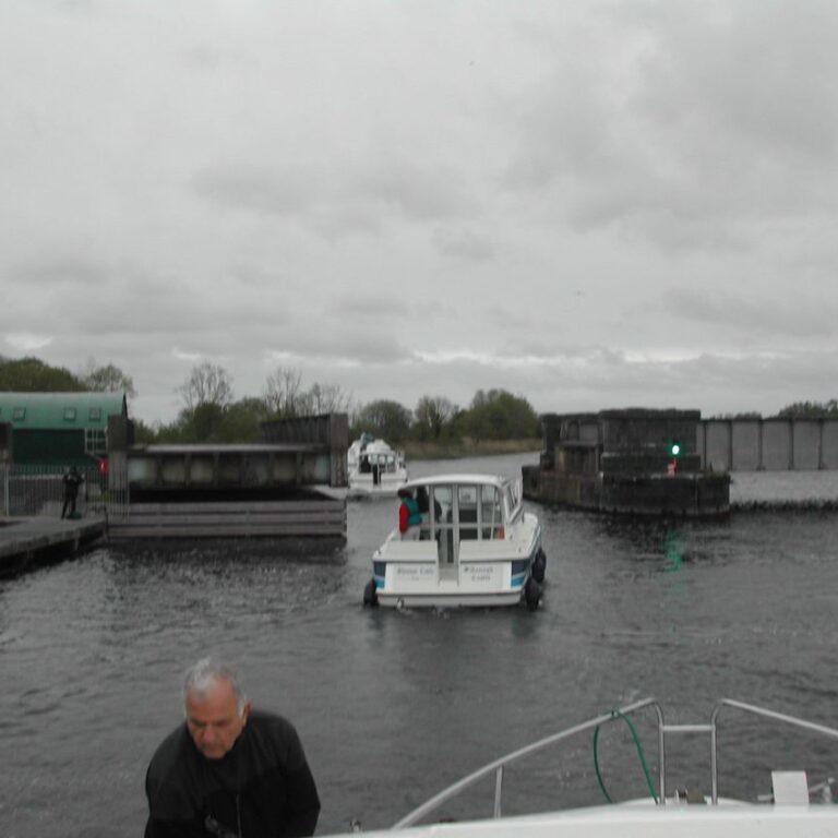 דן עם שלם מנווט את היאכטה דרך שער הכניסה לאגם