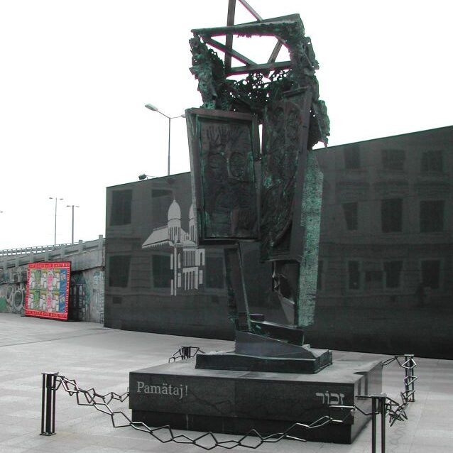 האנדרטה ליהודי ברטיסלבה שם נולדה אמי