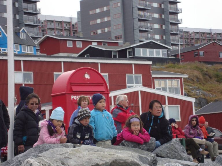 האסקימוסים צופים בספינה המגיעה