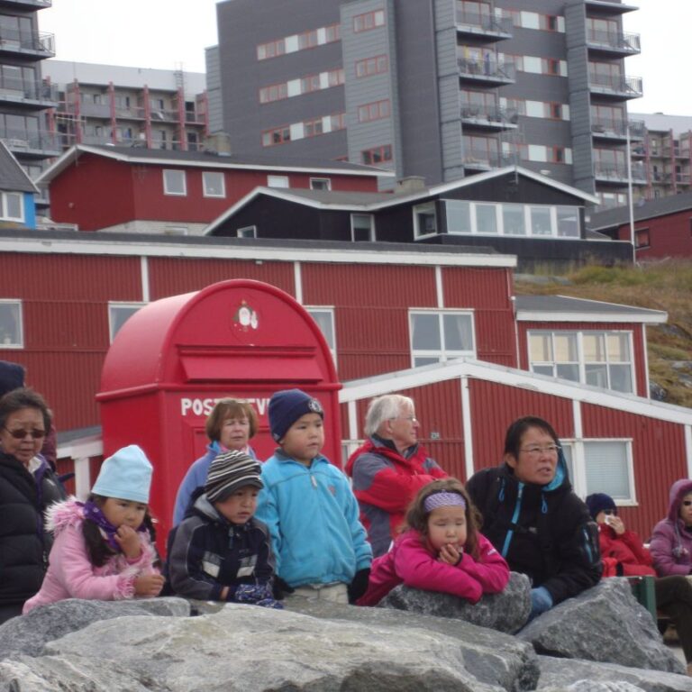 האסקימוסים צופים בספינה המגיעה