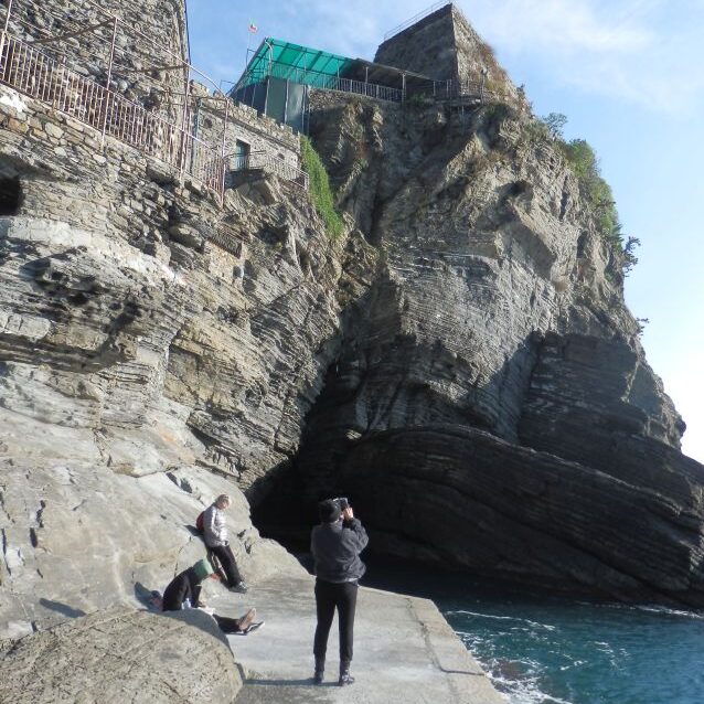 הבתים הבנויים על צוקים בצ'ינקווה טרה