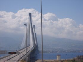 הגשר המופלא המוביל לפילופונסוס