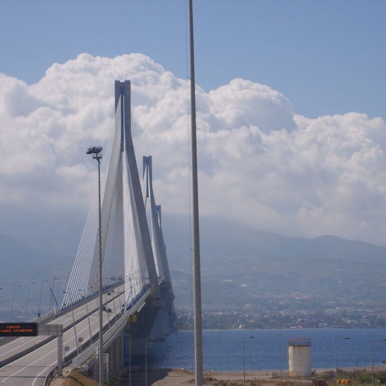 הגשר המופלא המוביל לפילופונסוס