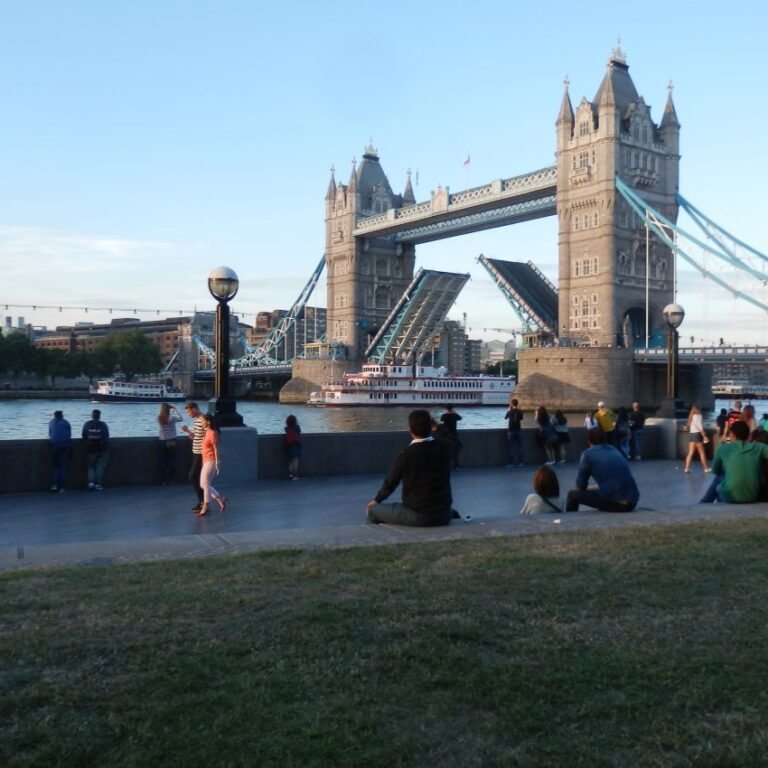 הגשר נפתח בתמזה לאפשר העברת ספינות עם תרנים