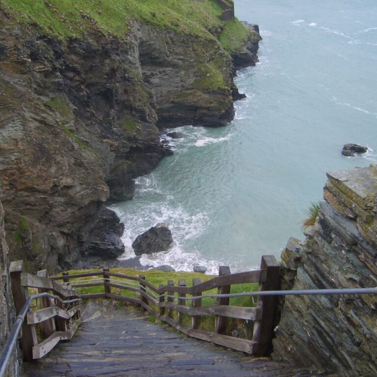 הדרך המפותלת לטינטאגל, מצודתו של המלך ארתור אך זו נבנתה מאות שנים אחריו