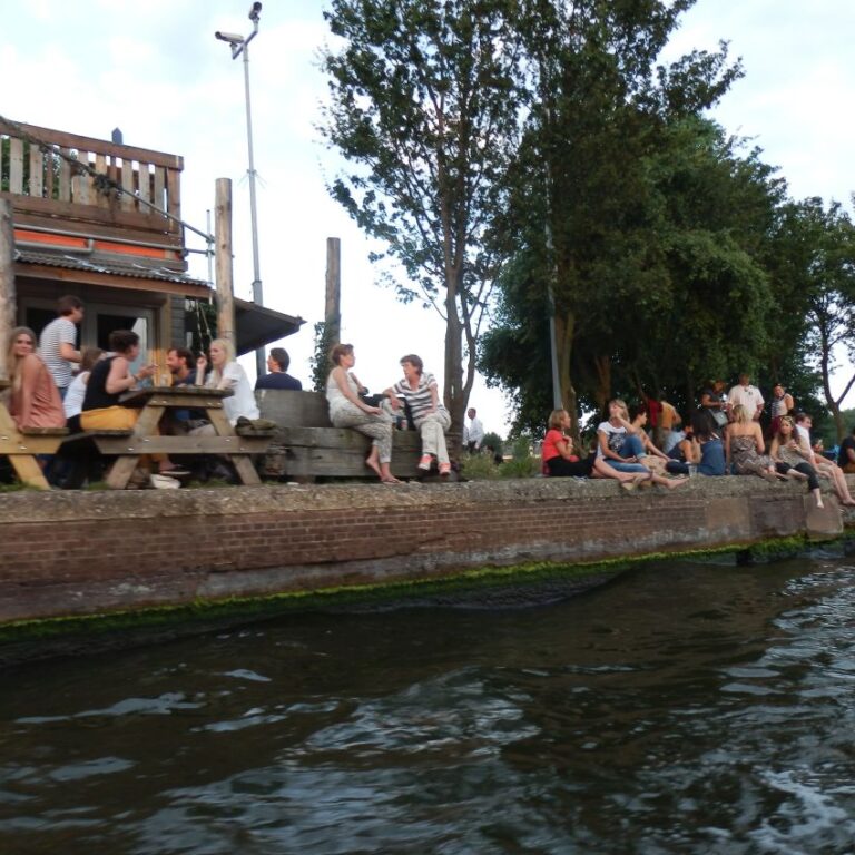 הולנדים נופשים על גדות התעלות