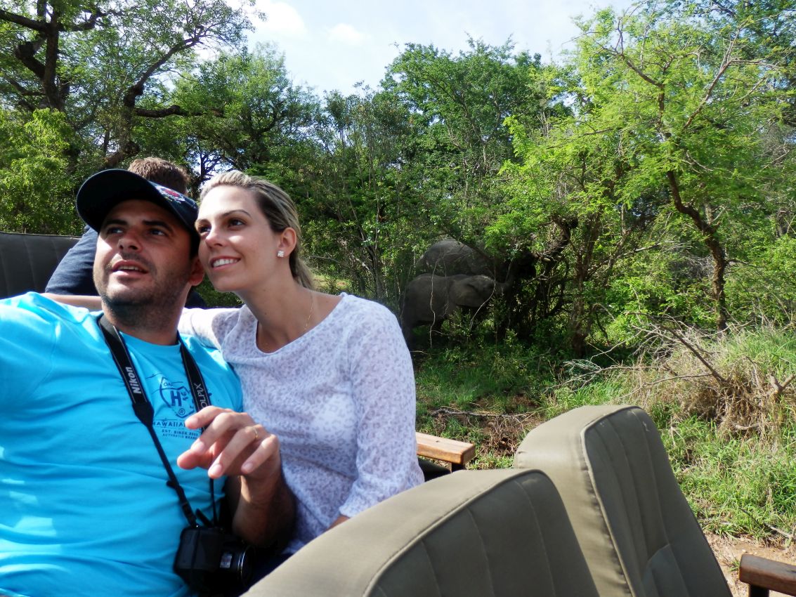הזוג הברזילאי לפני שהותקף בידי פיל זועם