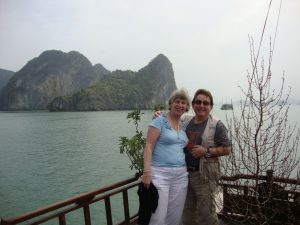 הזוג המאוהב על רקע מפרץ הא לונג ביי, ויאטנאם