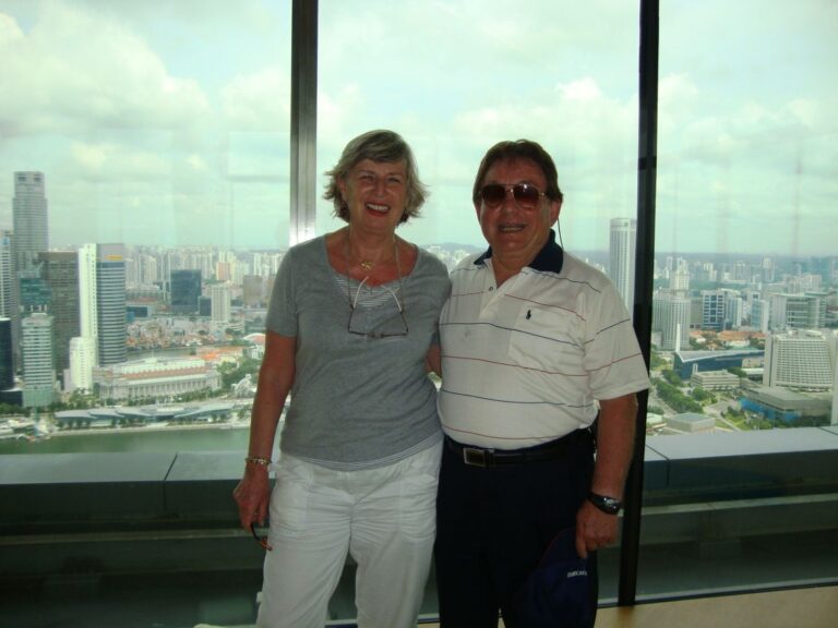 הזוג המאושר אורחים בבית המלון הנהדר