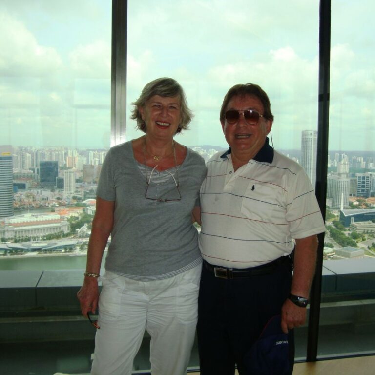 הזוג המאושר אורחים בבית המלון הנהדר