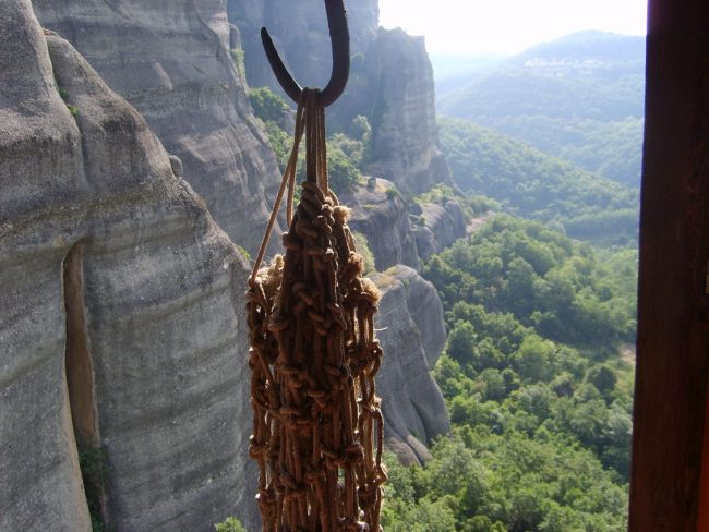 החבל המעלה אספקה למנזר