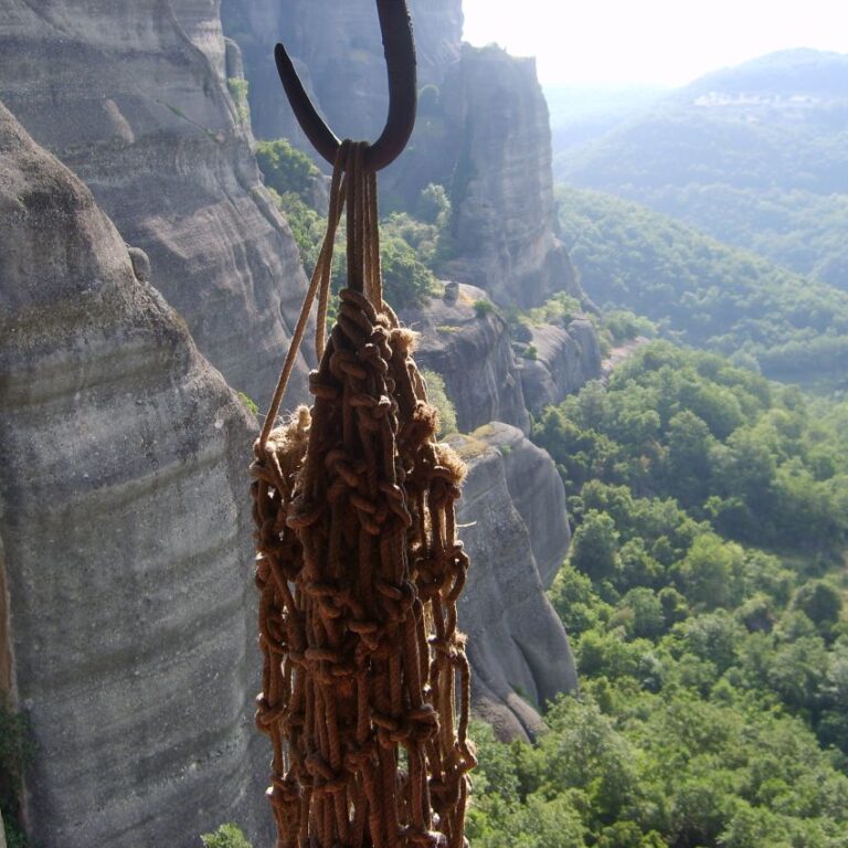 החבל המעלה אספקה למנזר