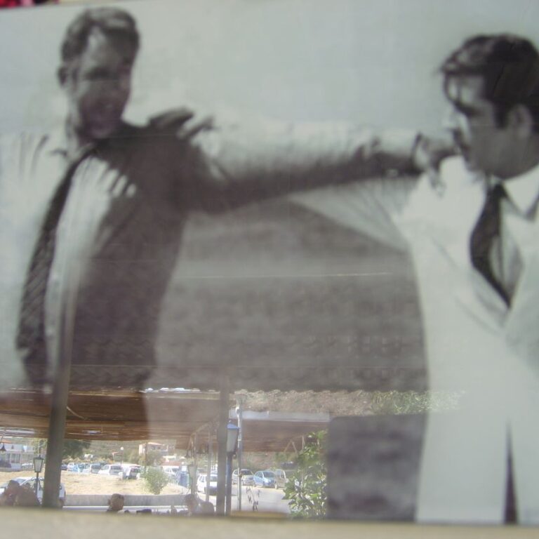 החוף עדין מתפרנס משוחרי זורבה היווני