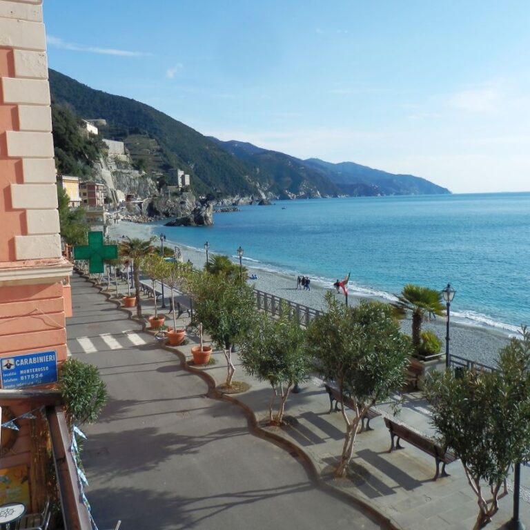 הטיילת באחד מכפרי הצ'ינקווה טרה