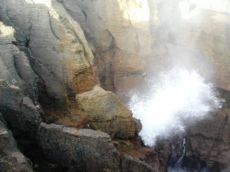 הים פורץ דרך הסלעים בניו זילנד