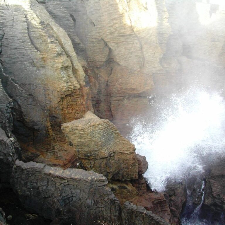 הים פורץ דרך הסלעים בניו זילנד