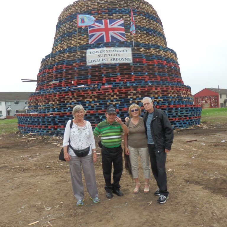 הכנה למדורות שמכינים אוהדי הכתר הבריטי בבלפסט