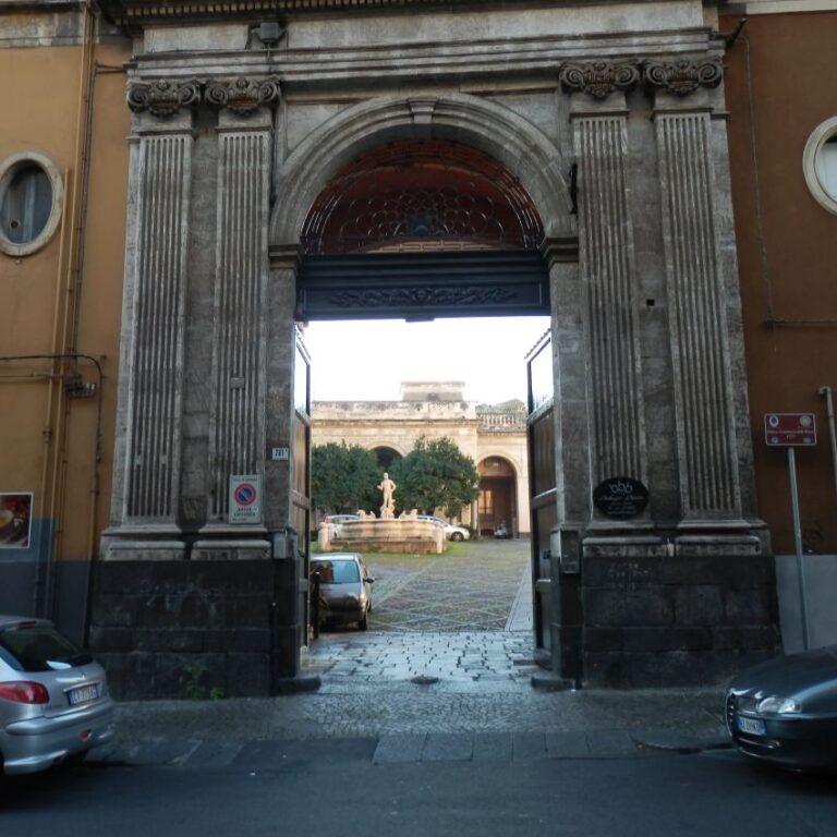 הכניסה למנזר איטלקי בפלרמו