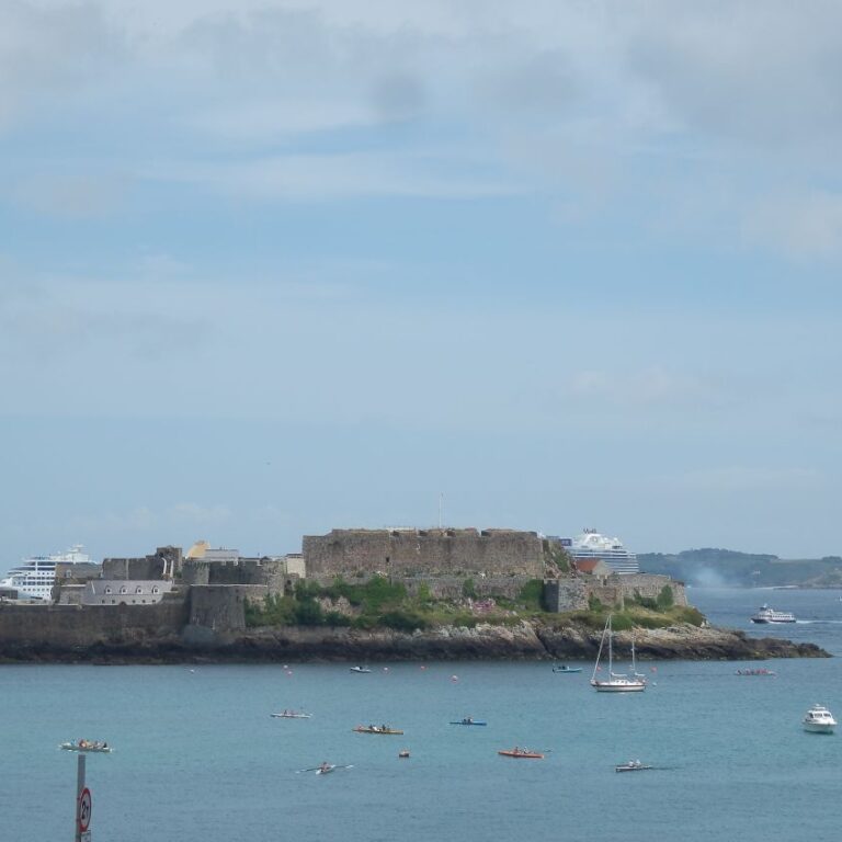 הכניסה לנמל האי גרנסי שנכבש בזמנו בידי הנאצים