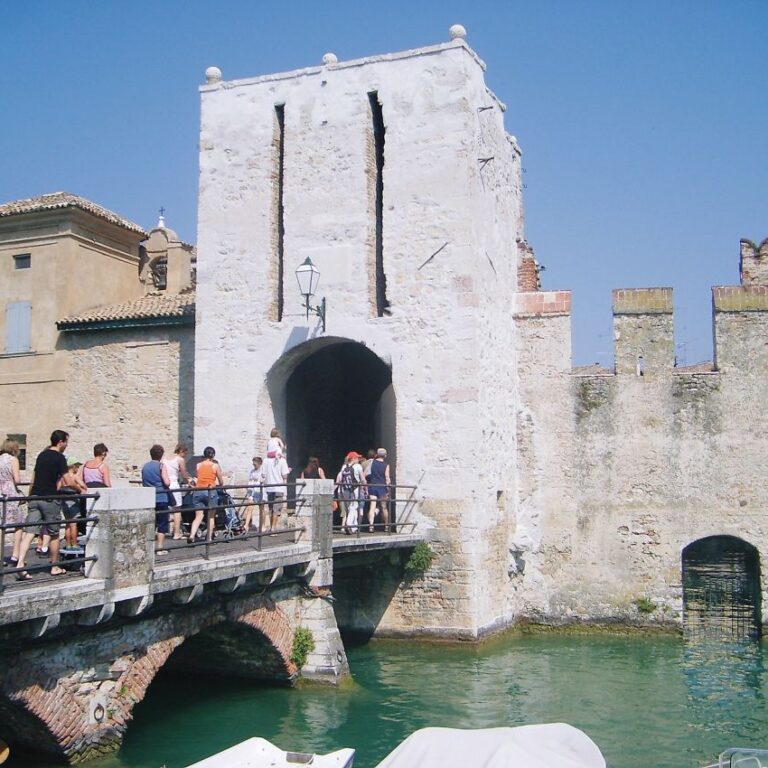 הכניסה לעיירה סירמיונה