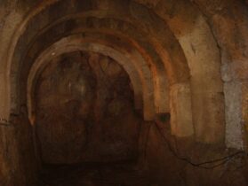 המנהרה דרכה הגיעו המאמינים לעולם המתים, מקום בו שכן מקדש נקרומאנדיו