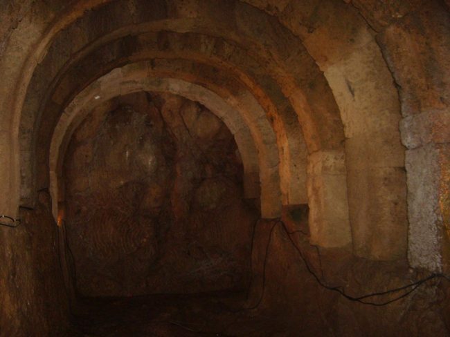 המנהרה דרכה הגיעו המאמינים לעולם המתים, מקום בו שכן מקדש נקרומאנדיו