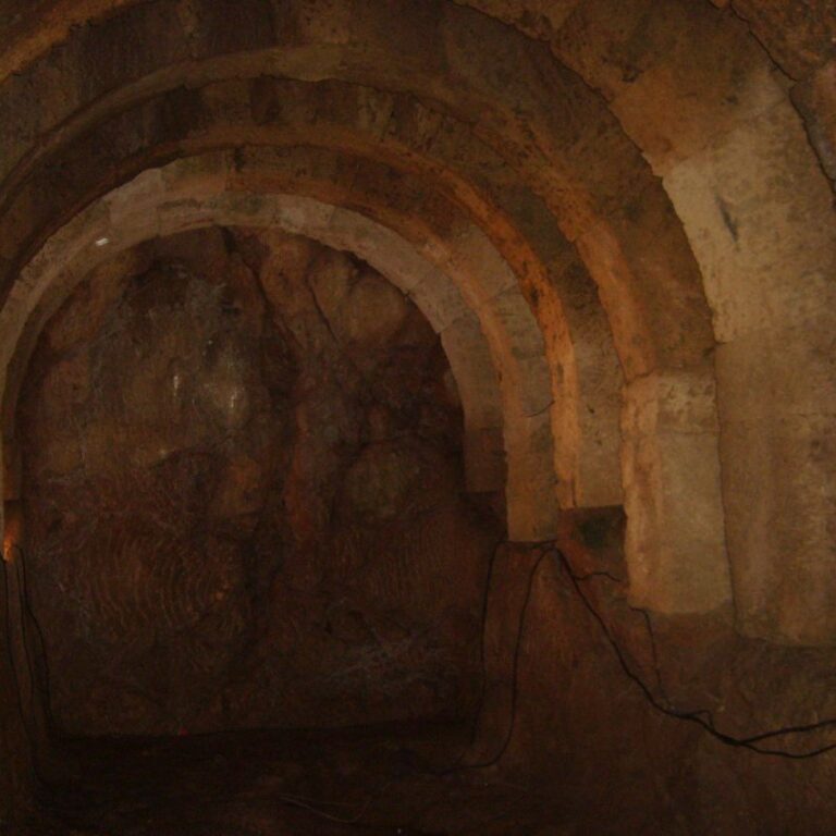 המנהרה דרכה הגיעו המאמינים לעולם המתים, מקום בו שכן מקדש נקרומאנדיו