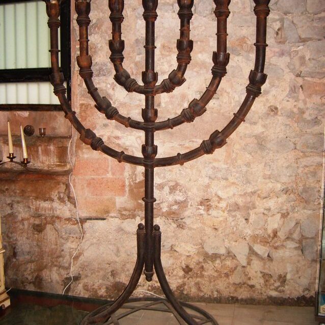 המנורה בבית הכנסת בברצלונה שהפך למוזיאון קטן