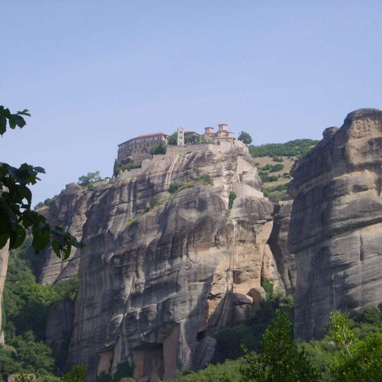 המנזרים על פסגות הצוקים